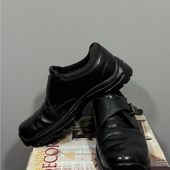 Teva Men’s Black Leather Loafers size 7 1/2 main image 13